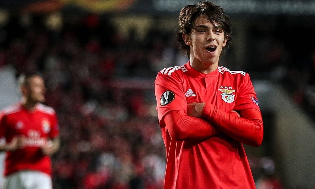 Começo no Benfica - Félix estreou profissionalmente aos 16 anos pela equipe B do Benfica na Segunda Liga, no dia 17 de setembro de 2016. Ele se tornou o jogador mais jovem a estrear pelo segundo time dos Encarnados.