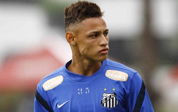 Em 2013, Neilton ganhou o apelido de “novo Neymar” após conquistar a Copa São Paulo com o Santos. No entanto, o jogador passou por Cruzeiro, Botafogo, São Paulo, entre outros times, e não obteve o sucesso esperado. Aos 28 anos, disputou o último Brasileirão pelo Coritiba.