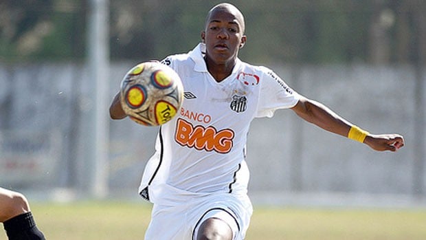 Victor Andrade surgiu com a camisa do Santos, em 2012, com apenas 16 anos. Teve uma passagem sem brilho pelo Benfica e acabou sendo emprestado para diversos times portugueses. Hoje, está no Goiás.