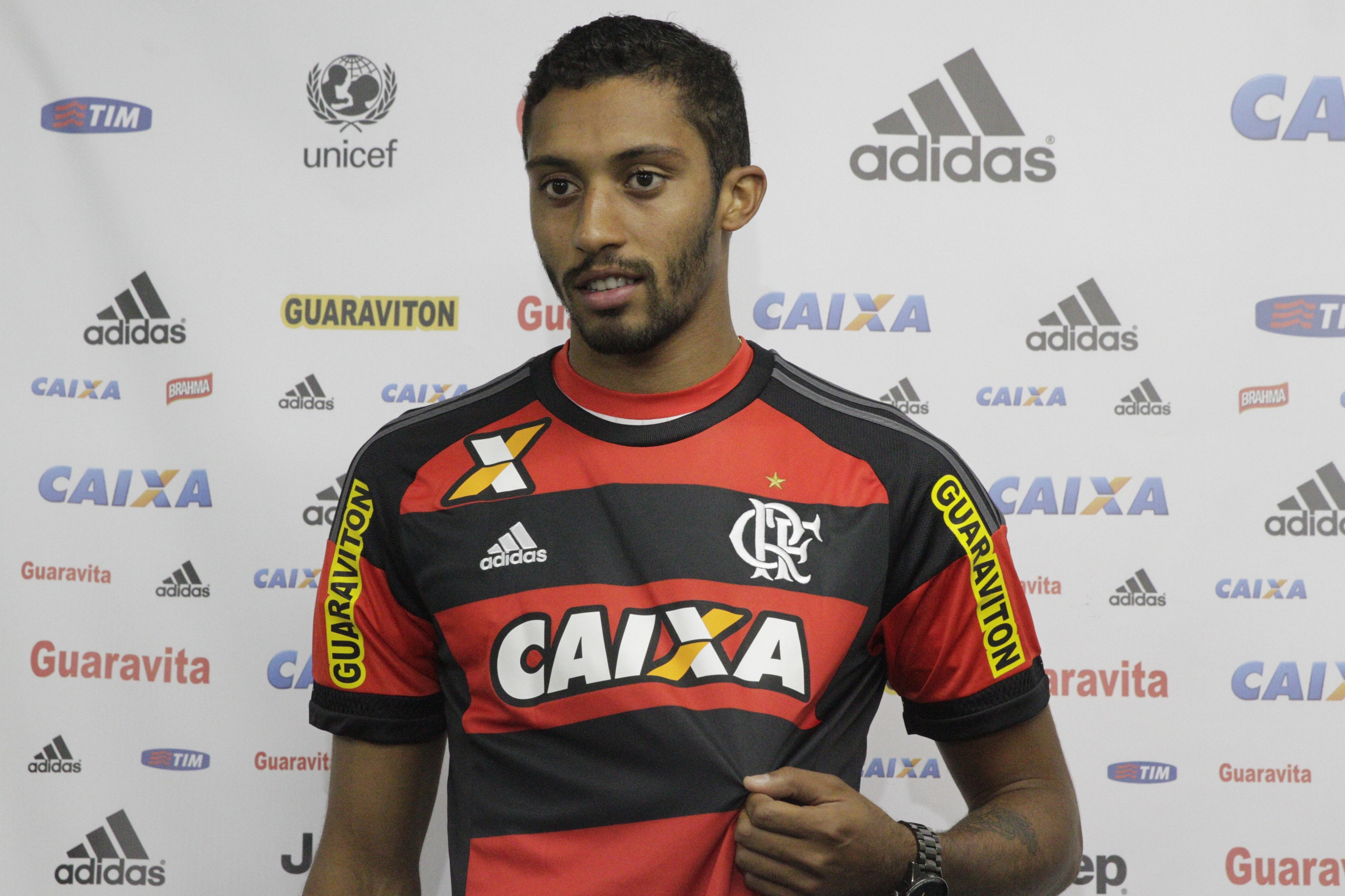 César Martins - O zagueiro estava emprestado pelo Benfica e convivia com questionamentos por parte da torcida.