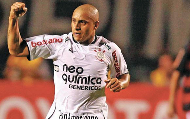 Em 2010 foi contratado pelo Corinthians em seu retorno ao futebol brasileiro, e atuou ao lado de Ronaldo Fenômeno.