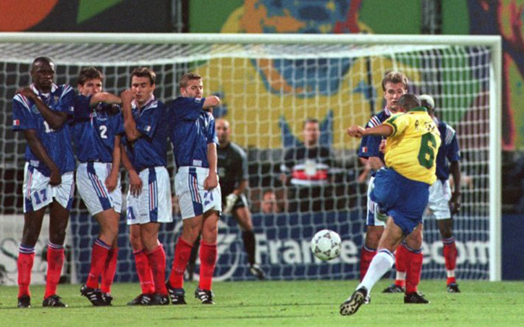 Também pela Seleção Brasileira fez um gol de falta histórico contra a França, pelo Torneio da França em 1997.