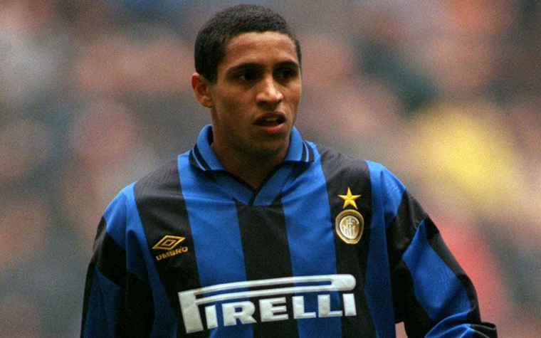 Em 1995, o lateral começou a dar seus primeiros passos no futebol europeu, com a camisa da Inter de Milão.