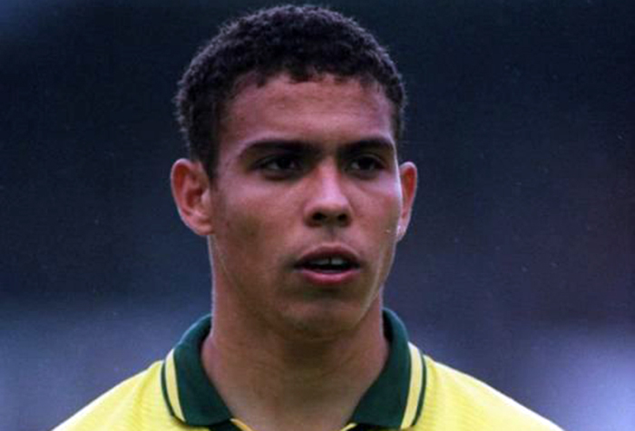 1994 - Ainda aos 18 anos e como grande revelação do Cruzeiro na época, Ronaldo foi uma das surpresas convocadas por Carlos Alberto Parreira para a Copa do Mundo. No fim, ele não atuou na campanha.
