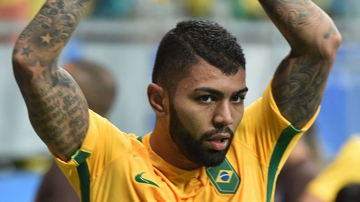 Pela Seleção Brasileira olímpica: corte de cabelo na "régua", assim como a barba, sem tinta. 