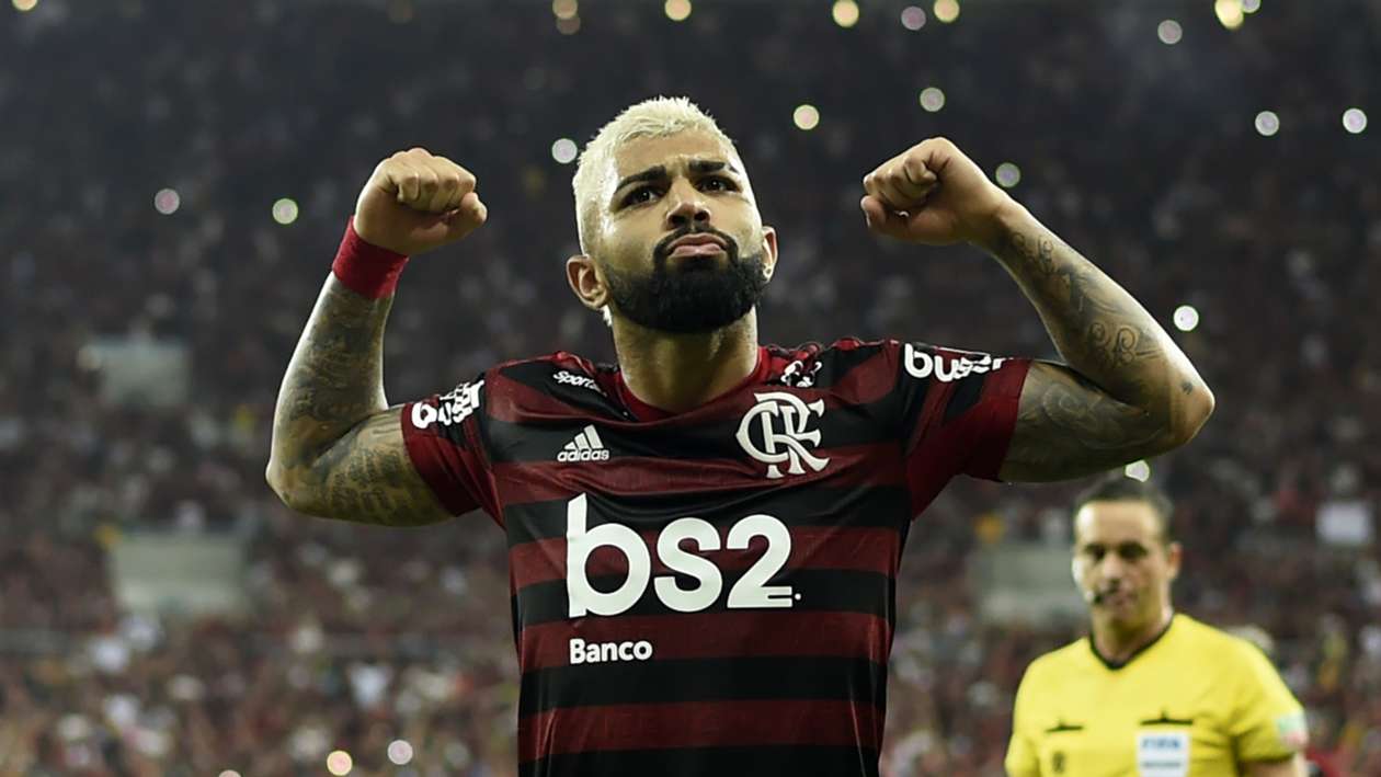 Pelo Flamengo: Gabigol chegou ao Flamengo com o cabelo platinado e de barba com disfarce.