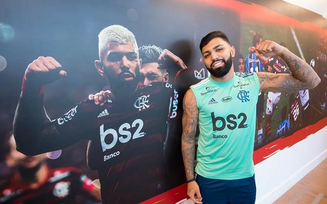 Pelo Flamengo: assim que foi contratado, já em 2020, estava de volta aos cabelo pretos, naturais, com as laterais raspadas e barba sob medida. 