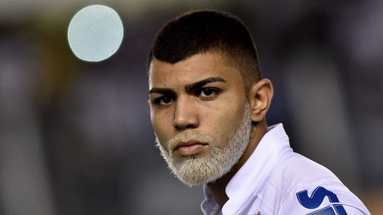 Pelo Santos: Gabigol e a sua primeira versão com barba descolorida, além de cabelo raspado.  