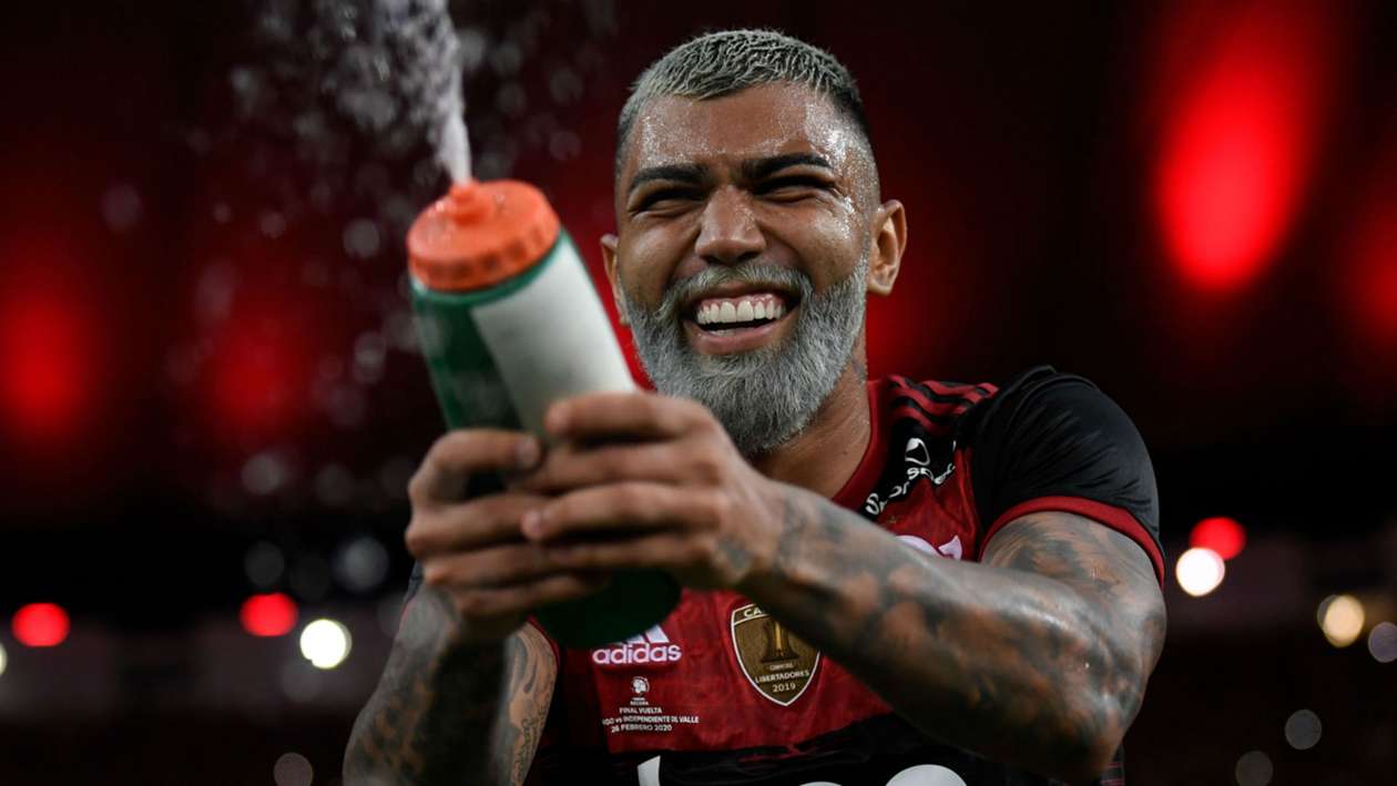 Pelo Flamengo: já contratado pelo clube, iniciou a temporada com o estilo 'Papai Noel': barba e cabelo brancos. Deu trabalho para o seu sósia... 