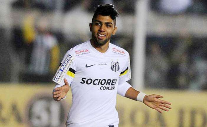 Pelo Santos: Gabigol, ainda sem barba, com o cabelo mais arrepiado. 