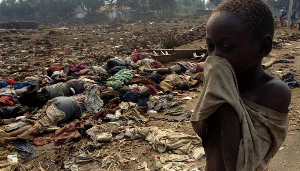 Enquanto isso, Ruanda assistiu a um episódio triste de sua guerra civil: 500 mil pessoas de grupos étnicos tutsi, twa e de hutus moderados foram assassinadas em um genocídio que durou três meses.
