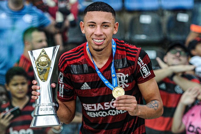 ESQUENTOU - O Corinthians está próximo de um acerto com o atacante Guilherme Bala, ex-Flamengo e atualmente no Madureira. O valor de aquisição do jogador é de R$ 600 mil por 70% dos direitos. As partes ainda acertam as questões financeiras, embora a situação esteja encaminhada. Guilherme chegaria ao Timão para integrar a base com possibilidade de promoção ao principal.