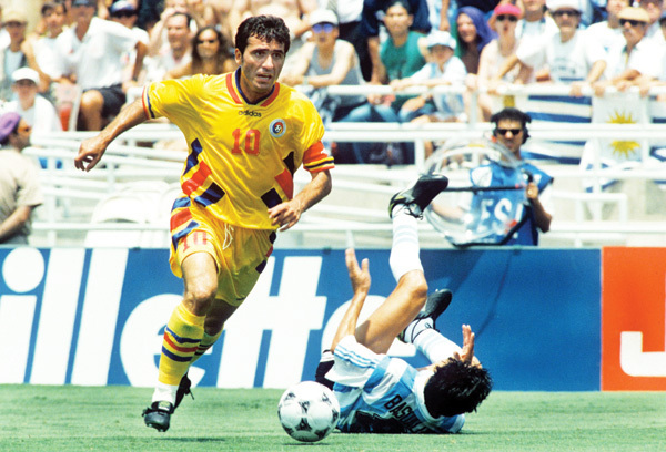 Comandada por Hagi, a Romênia fez uma grande campanha no Mundial. Além de se classificar na liderança do Grupo A, a seleção desbancou a favorita Argentina nas oitavas. Sua eliminação aconteceu em um jogo memorável contra a Suécia: após empate em 1 a 1 no tempo normal e 2 a 2 na prorrogação, os suecos venceram por 5 a 4 nos pênaltis.