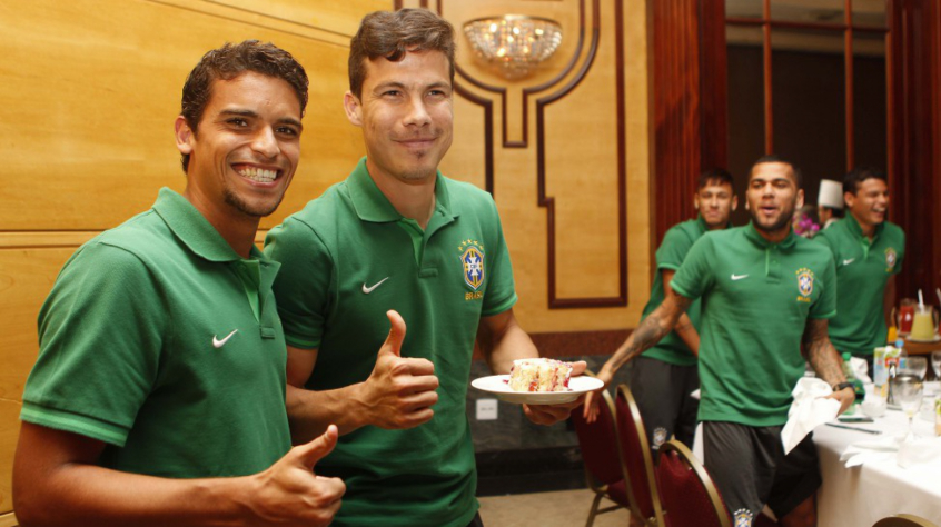 Jean (volante - 36 anos): quatro vezes campeão brasileiro - um pelo São Paulo, um pelo Fluminense e dois pelo Palmeiras -, Jean também foi campeão da Copa das Confederações pela Seleção. Ele teve passagem recente pelo Cruzeiro e está sem clube desde julho do ano passado. 