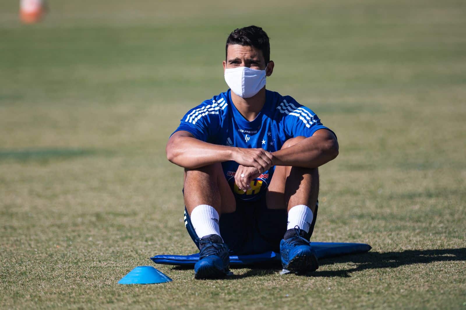 Assim como Léo, o volante Jean, do Cruzeiro, também teve a doença e ficou assintomático. 