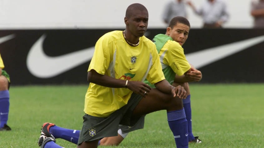 Juan - Quem foi escolhido para ser o parceiro de Lúcio na zaga foi Juan, reeditando a dupla que ficou marcada na primeira década dos anos 2000. Ao todo, o zagueiro fez 178 jogos pelo Brasil, sendo bicampeão da Copa América e da Copa das Confederações. 