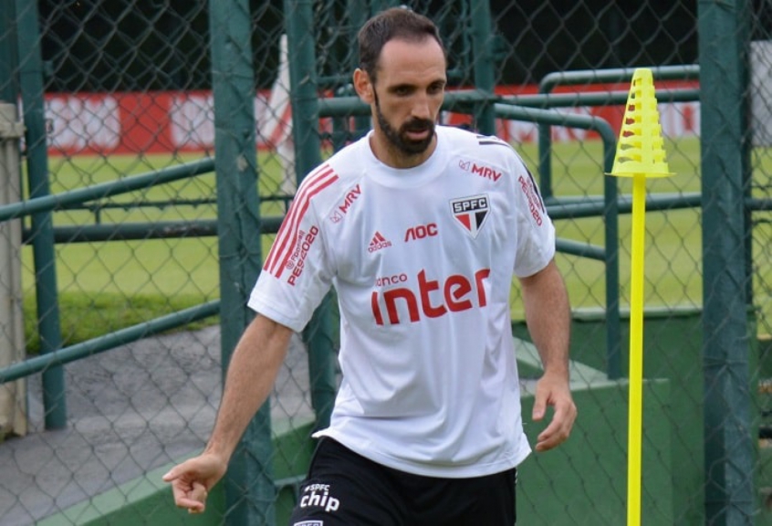 O espanhol, que disputou 35 jogos pelo São Paulo desde que chegou, em 2019, deu entrevista falando que possui propostas de outros clube e que já poderia ter deixado o Tricolor. Seu futuro segue indefinido.