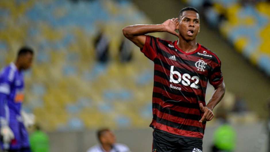 ESQUENTOU - Outra promessa que deve deixar o Rubro-Negro é o atacante Lucas Silva, de 21 anos, também para o Farense. O seu contrato com o Flamengo também vai até dezembro de 2020. São 22 jogos e dois gols pelo clube, ao todo.