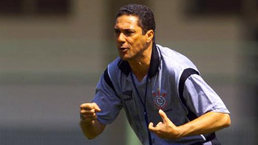 Vanderlei Luxemburgo - Com 46 anos na época, o treinador conquistava seu terceiro título brasileiro. Atualmente comanda o Palmeiras, clube para o qual voltou no início de 2020.