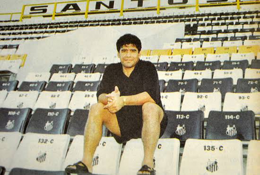 Em 1995, MARADONA chegou a negociar uma ida para o Santos, onde vestiria a camisa 10 com a bênção de Pelé. Só que a pedida alta do astro (na época, com 34 anos) frustrou os planos da cúpula santista.