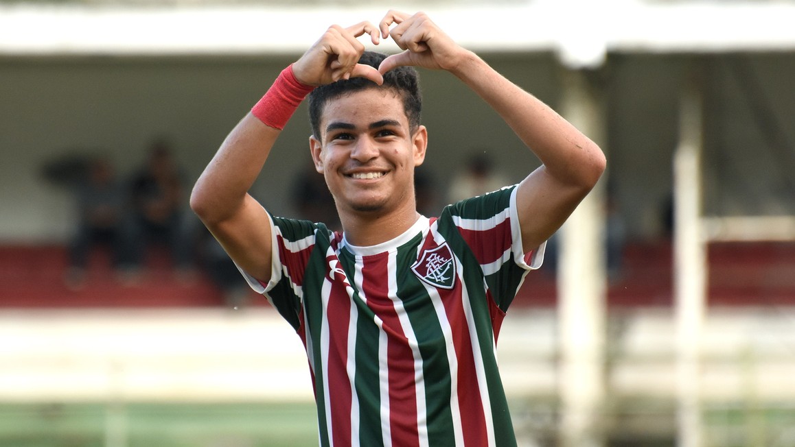 FECHADO - O Fluminense renovou o vínculo com mais um jogador da base. Agora foi a vez do atacante Miguel Vinícius, promessa de 18 anos que vive sua primeira temporada pelo sub-20 e soma quatro gols. O contrato anterior se encerrava em setembro de 2021. Com o novo compromisso até 2023, o jogador passa a ter multa rescisória de 40 milhões de euros (cerca de R$ 270,2 milhões).