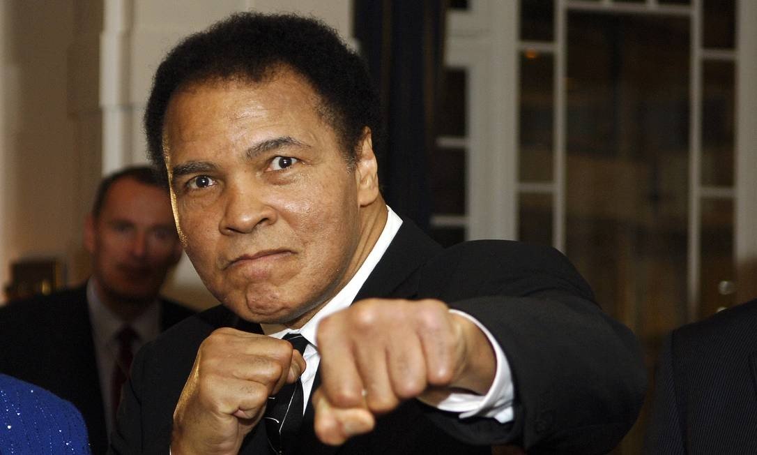 Muhammad Ali - Maior nome do boxe e uma das figuras mais importantes no esporte mundial, o boxeador Muhammad Ali faleceu no dia 3 de junho de 2016. Ele batalhava havia mais de 32 anos contra o Mal de Parkinson.