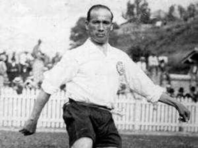 Neco - Primeiro ídolo da história do Timão. Foram 17 anos de clube, entre 1913 e 1930, com 297 jogos e 243 gols marcados. além de oito títulos do Paulistão. Busto inaugurado em 1929.