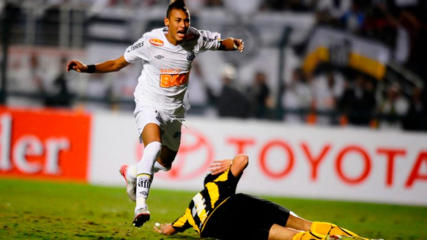 LIBERTADORES 2011 - No Pacaembu lotado, craque abre caminho para título do Santos contra o Peñarol com gol no início da etapa final. No final, vitória de 2 a 1 dos Meninos da Vila. Neymar tinha apenas 19 anos.