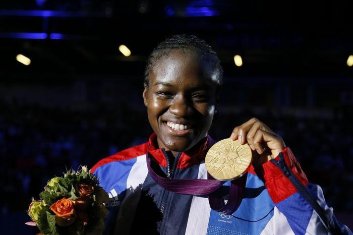 Em Londres-2012, a britânica Nicola Adams se tornou a primeira boxeadora declaradamente bissexual a conquistar uma medalha de ouro olímpica, e também levantou a bandeira LGBT+..