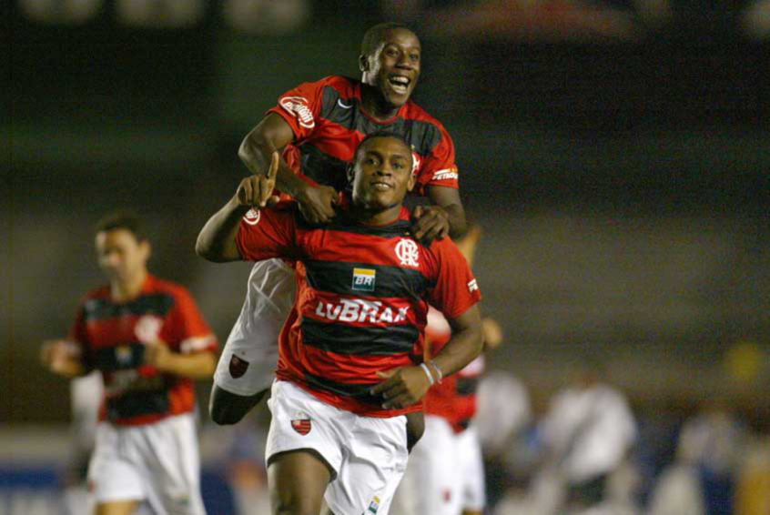 Nascido em Vera Cruz, na Bahia, o atacante Obina ganhou a torcida do Flamengo com dedicação, carisma e gols importantes. Jogou de 2005 a 2010 no clube e além de títulos do Campeonato Carioca e a Copa do Brasil de 2006, foi fundamental para o time permanecer na Série A em 2005.