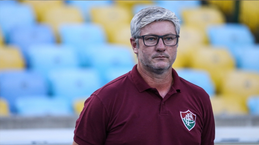 FECHADO - Odair Hellmann não é mais treinador do Fluminense. O técnico de 43 anos recebeu uma proposta do Al Wasl, dos Emirados Árabes, e aceitou a oferta. O clube das Laranjeiras confirmou a saída de Odair em nota oficial. A proposta do clube árabe gira em torno de US$ 2,1 milhões por 18 meses (R$ 10,7 milhões), de acordo com o site "GE". O contrato atual de Odair com o Fluminense se encerraria no fim deste mês e as negociações pela renovação foram adiadas em novembro, a pedido do treinador.