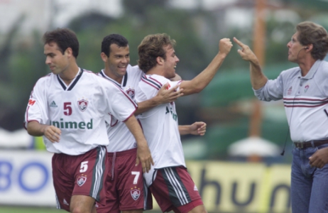  Brasileiro de 2001 - Palmeiras 2 x 6 Fluminense: O Tricolor impôs ao Verdão a sua pior derrota como mandante na história dos Brasileiros. Roger e Magno Alves fizeram dois gols, com Sidney e Roni fechando a goleada. A partida ficou marcada também pela briga entre Galeano e Fernando Diniz, culminando com uma confusão generalizada. 