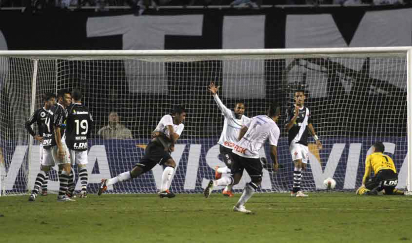 Paulinho - Corinthians 1 x 0 Vasco - 2012 - No jogo que ficou marcado pela defesa de Cássio cara a cara contra Diego Souza, outro herói apareceu. Após cobrança de escanteio Paulinho subiu e marcou o gol da vitória aos 42 minutos do segundo tempo, no Pacaembu, classificando o clube à semifinal da Libertadores.