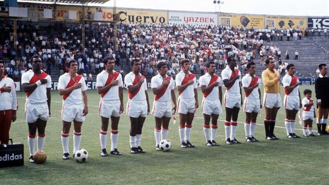 ARGENTINA FORA - O Mais Que Um Jogo abre uma série de curiosidades sobre a Copa de 1970, neste aniversário do tricampeonato mundial do Brasil. A primeira vem do Peru, que despachou a Argentina. Se o Brasil conquistou o caneco, seu arquirrival sequer participou do torneio. A Argentina foi superada pelo Peru nas Eliminatórias e perdeu a chance de ir ao Mundial. Veja como o futebol não tem a menor lógica. Antes de o torneio começar os argentinos derrotaram os brasileiros por 2 a 0 em um amistoso no Estádio Beira-Rio, em Porto Alegre (RS). Já no Mundial, os peruanos, que eliminaram a Argentina, caíram diante do Brasil nas quartas de final: 4 a 2.