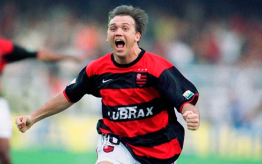2001 - A primeira camisa do século ficou marcada pelo título do Carioca em cima do Vasco. A principal característica era a manga toda preta.