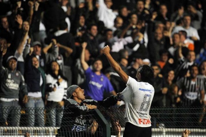 Após empate por 0 a 0 em São Januário, Corinthians e Vasco fizeram jogo histórico no Pacaembu. Quando ninguém ainda tinha tirado o zero do placar, Diego Souza teve chance claríssima para marcar para o Gigante da Colina, mas parou em defesa heróica de Cássio. Nos últimos minutos da partida, Paulinho balançou as redes e classificou o Corinthians para a semi.