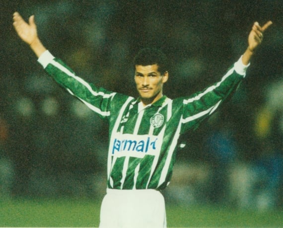 Rivaldo - O meio-campista histórico do Brasil jogou pelo Palmeiras de 1994 até 1996, sendo campeão brasileiro em seu primeiro ano no clube e campeão paulista em seu último ano no clube. Pelo Verdão, jogou 71 jogos, marcando 37 gols.