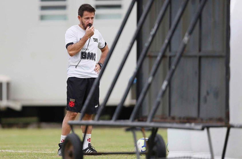 ESQUENTOU - A efetivação de Ramon Menezes como comandante do Vasco foi vista com bons olhos por Fernando Miguel. Durante a "live" promovida pelo canal "Atenção, Vascaínos" na última segunda-feira, o goleiro cruz-maltino destacou de que maneira sua chegada pode ajudar o elenco.