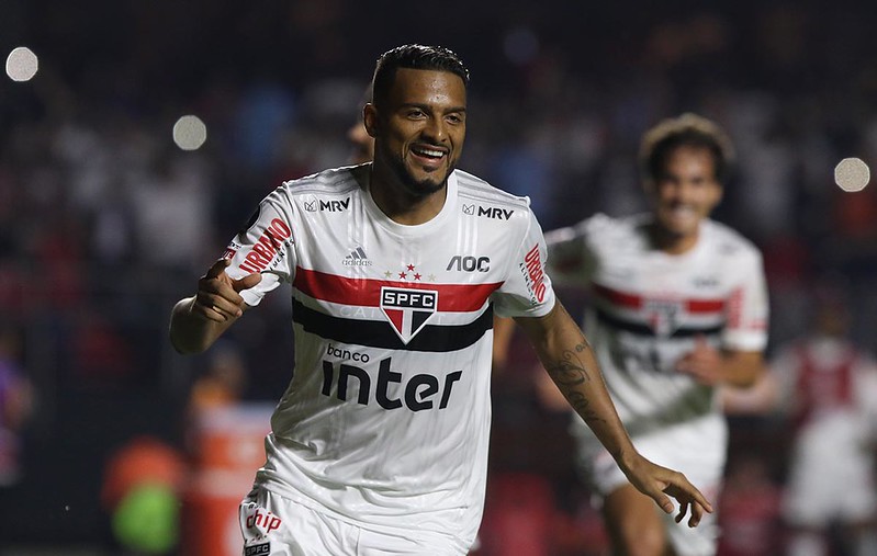 Reinaldo (30 anos) - O lateral-esquerdo do São Paulo tem contrato até 31 de dezembro com o Tricolor e já pode assinar pré-contrato com outro clube. Tem valor de mercado, segundo o Transfermarkt, de 2,8 milhões de euros (cerca de R$ 16 milhões).