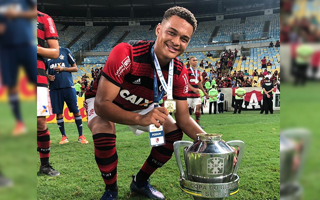 FECHADO - Rodrigo Muniz voltou ao Flamengo. Com 19 anos de idade, Rodrigo chegou ao Coritiba há pouco mais de um mês. Na longa negociação entre as equipes, ficou acordado que, havendo o desejo do Flamengo, o atleta poderia ser acionado a qualquer momento para reforçar a equipe do Rio de Janeiro. A solicitação do retorno veio diretamente do técnico Rogério Ceni.