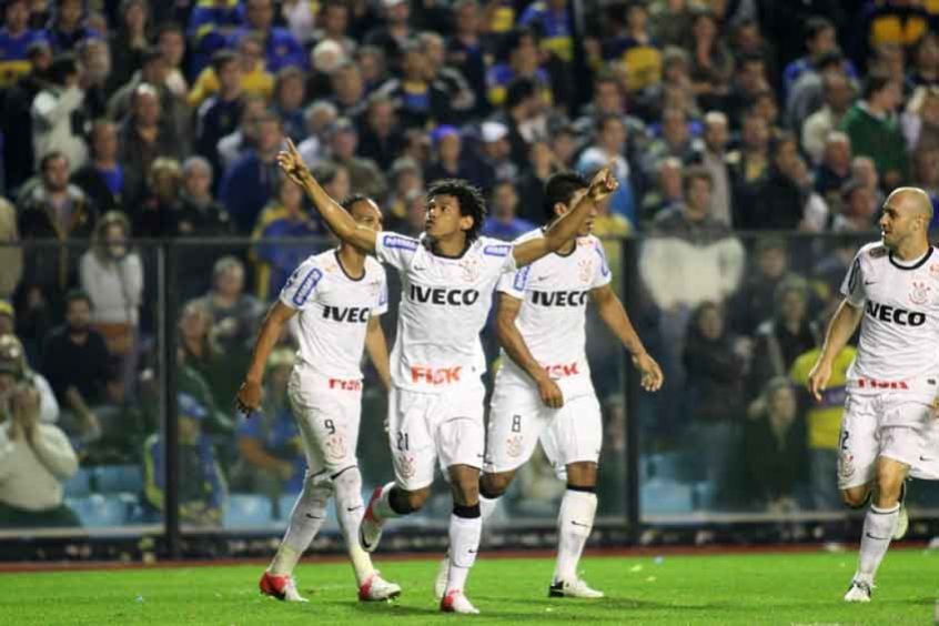 Romarinho - Corinthians 1 x 1 Boca Juniors - 2012 - Um dos gols mais icônicos do Timão aconteceu na final da Libertadores de 2012. Na temida La Bombonera, Romarinho tinha acabado de entrar, quando recebeu dentro da área e tocou de cavadinha na saída do goleiro para empatar o confronto de ida.