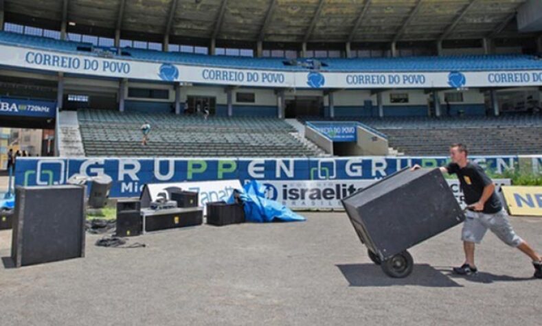 Em seu retornou ao futebol brasileiro, Ronaldinho Gaúcho esteve em um cabo de guerra envolvendo Grêmio, Flamengo e Palmeiras. O time gaúcho chegou a preparar a festa no estádio Olímpico para anunciar o retorno do jogador, que acabou acertando sua ida ao Flamengo. O caso causou um mal estar em parte da torcida que até hoje renega o nome do cria da base do clube.