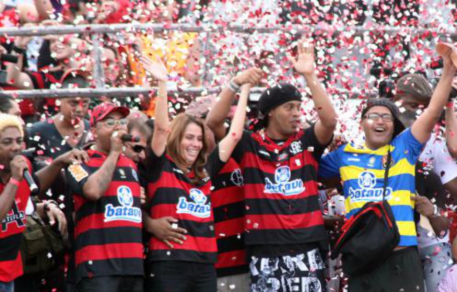 2011 - Logo no 10º dia da década - em 10 de janeiro -, o Flamengo anunciou a chegada de Ronaldinho Gaúcho, na que se tornou uma das maiores contratações da história do futebol brasileiro.
