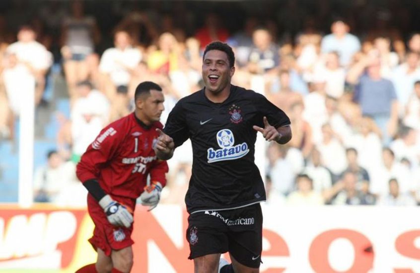 Ronaldo - Santos 1 x 3 Corinthians - 2009 - Era o primeiro jogo da final do Paulistão. O Timão já vencia por 2 a 1, quando Ronaldo marcou um gol impressionante. Ele recebeu lançamento, driblou a marcação de letra e tocou por cobertura, fechando o placar e calando a torcida santista.  