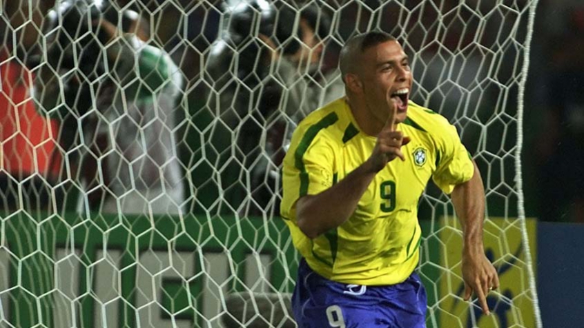 Ronaldo Fenômeno foi acionado pela Justiça após o jornalista José Aveline ter sua câmera fotográfica quebrada em 2002. Em uma folga durante a Copa, os jogadores estavam em uma festa e o jogador acabou se exaltando por fotos tiradas. A indenização foi de R$ 30 mil.