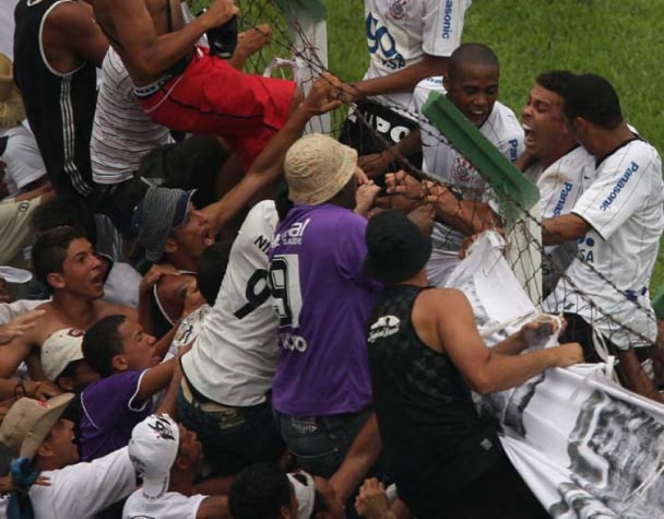 Ronaldo - Corinthians 1 x 1 Palmeiras - 2009 - Mais um gol de Ronaldo entre os mais marcantes. O Fenômeno entrou em campo no segundo tempo e marcou nos acréscimos para dar o empate do Timão diante do arquirrival Palmeiras, marcando o primeiro gol dele pelo clube e derrubando o alambrado na comemoração.
