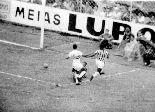 O BOTAFOGO-SP sofreu 40 gols de Pelé. Oito deles foram anotados em uma goleada por 11 a 0 em 21 de novembro de 1964.