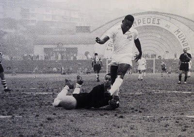 "O que eram certas jogadas de Pelé se não cínicos e deslavados milagres?" - NELSON RODRIGUES, jornalista e dramaturgo, em 1971.