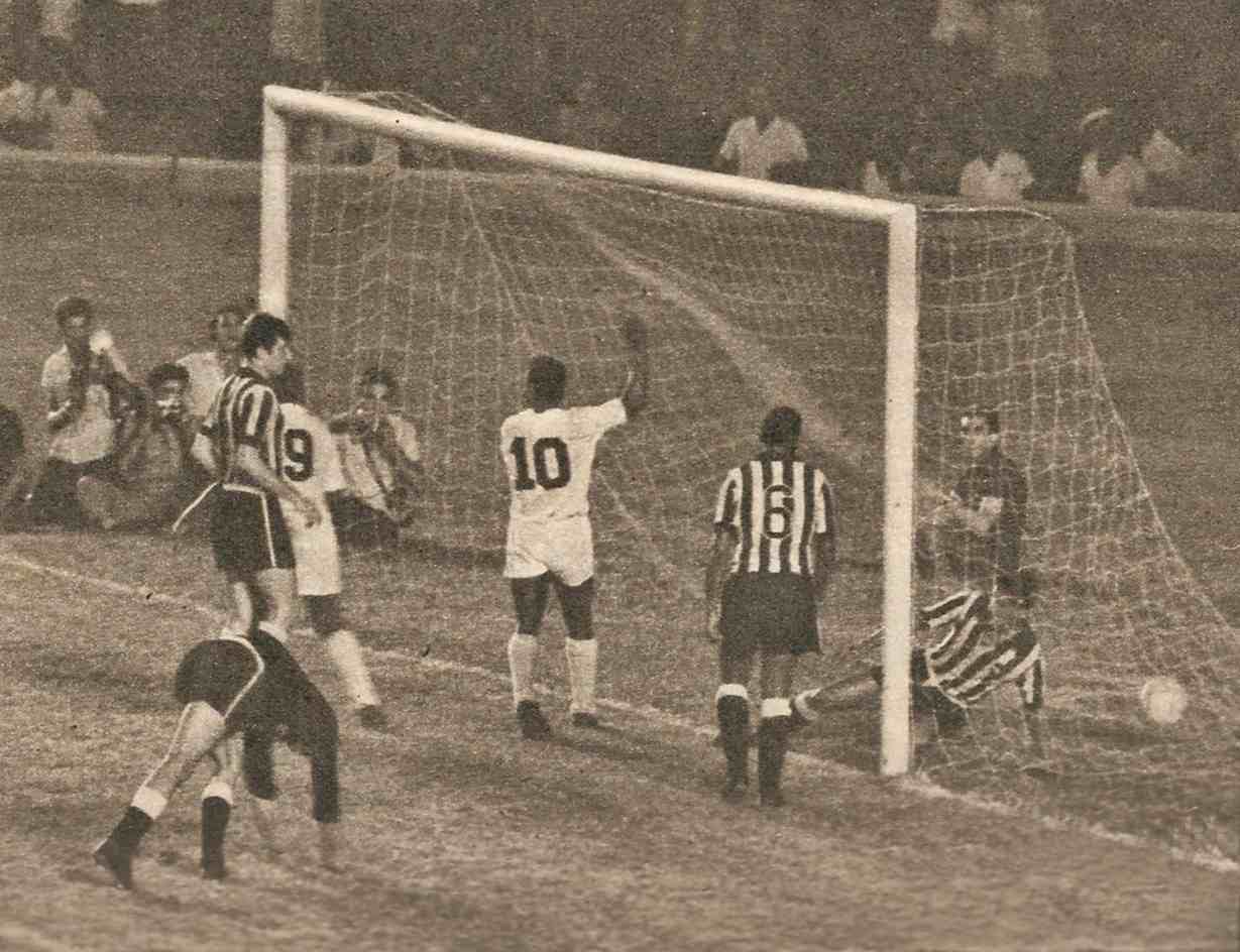 Copa Libertadores 1963 - Botafogo x Santos: paulistas e cariocas jogaram para saber quem iria enfrentar o Boca Juniors na final. Em São Paulo, a partida terminou 1 a 1. No Rio de Janeiro, o Santos goleou o Botafogo por 4 a 0, com direito a três gols de Pelé. Na decisão, o Santos bateu o Boca e conquistou a Libertadores pela segunda vez em sua história.