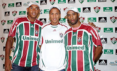 Formado na base do Londrina, Soares (centro) se destacou com a camisa do Figueirense em 2006 e foi contratado pelo Fluminense no ano seguinte. No Tricolor, o atacante chegou a ser campeão da Copa do Brasil, mas nunca se firmou na equipe, prejudicado por inúmeras lesões. Aos 34 anos, atua pelo Lagarto (SE) 